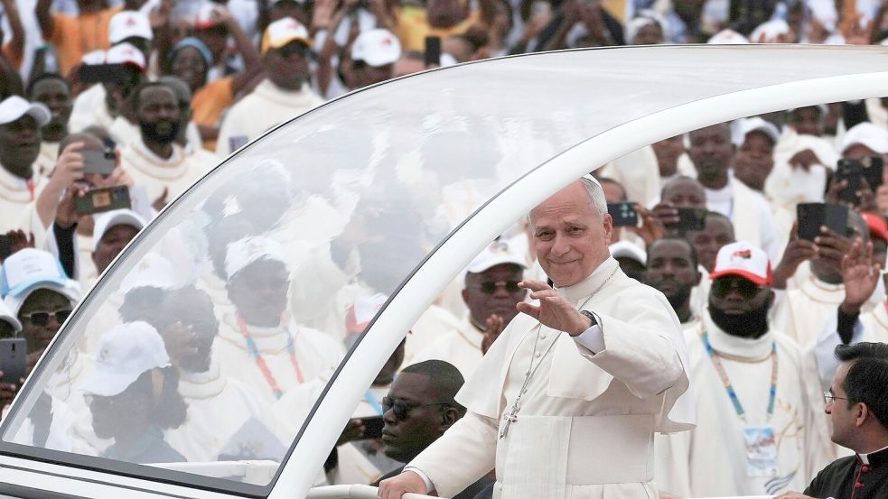 Leo XIV. ließ sich im Papamobil durch die Menschenmenge fahren. Foto: Andrew Medichini