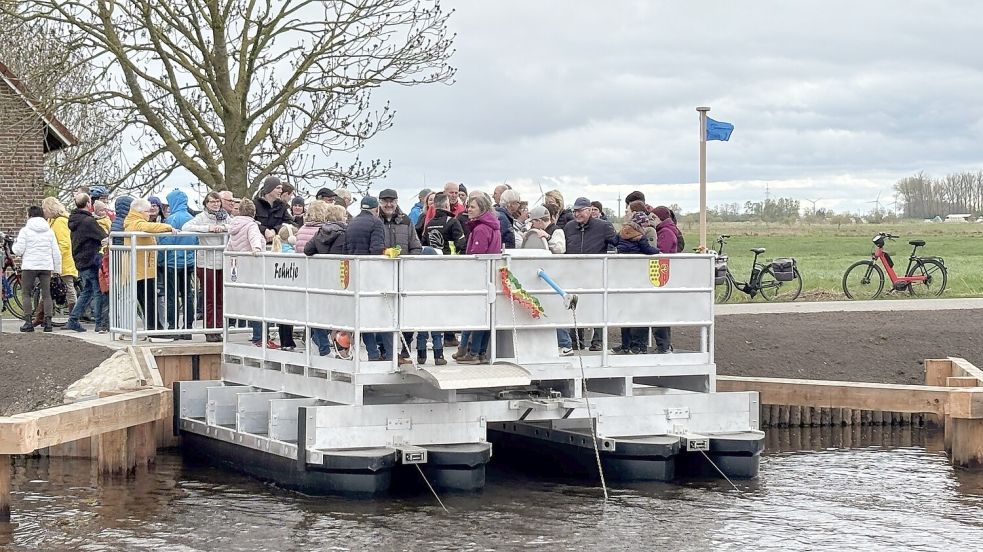 Die Kurbelfähre „Fehntje“ zwischen Ihlow und Moormerland wurde nach ihrer Einweihung direkt von vielen Besuchern ausprobiert. Foto: Eva van Loh