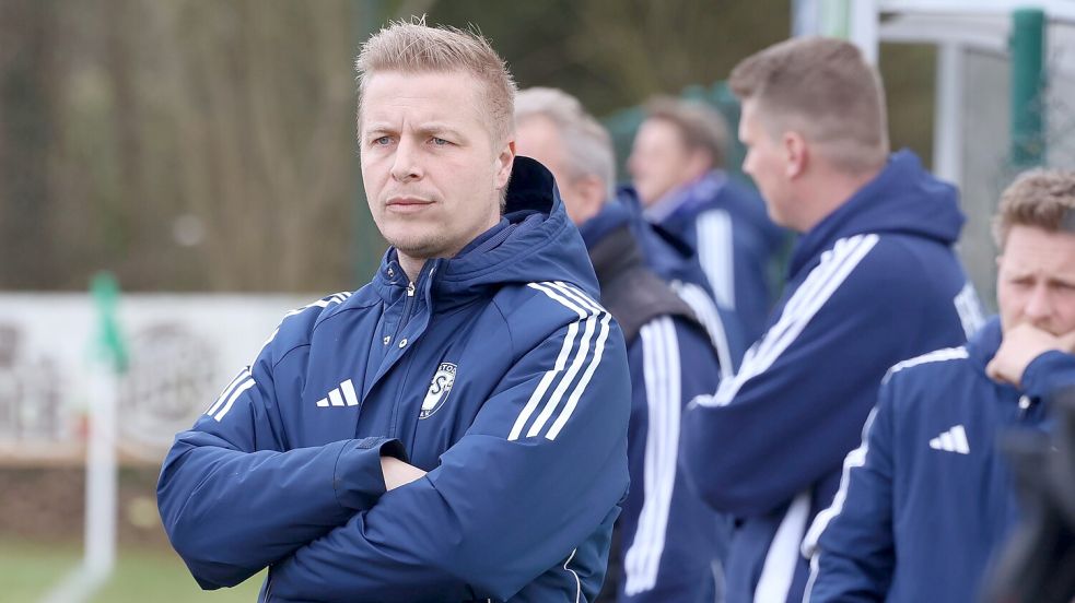 Riepes Trainer Sören Tomljanovic (links) musste sich im Heimspiel gegen Jheringsfehn mehr als eine Stunde gedulden, ehe Miles Lambrecht den TSV in Führung brachte. Foto: Wilfried Gronewold
