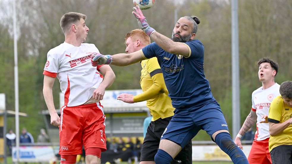 Der Middelser Torwart Ali Hamud (rechts) bereinigte mehrere gefährliche Situationen im Heimspiel gegen den SV Großefehn. Foto: Jens Doden (Blomberg)
