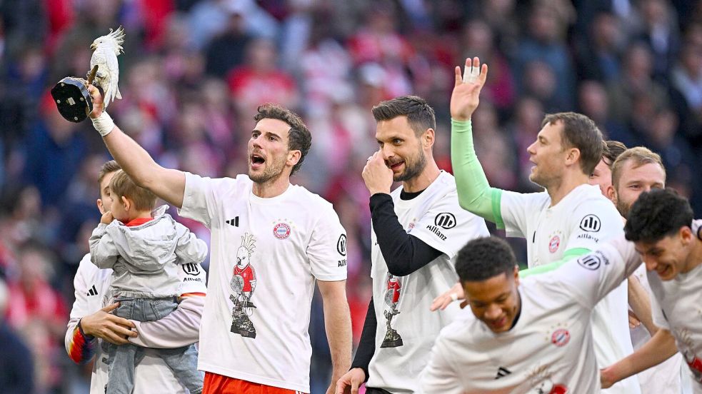 Leon Goretzka hat bei den Feierlichkeiten den Kakadu dabei. Foto: Tom Weller