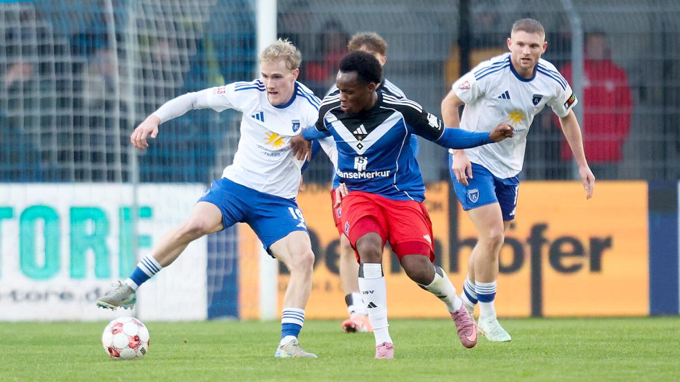 Das Hinspiel verlor Kickers Emden (am Ball Theo Schröder) gegen den Hamburger SV II trotz 2:0-Führung mit 3:4. Foto: Jens Doden/Emden