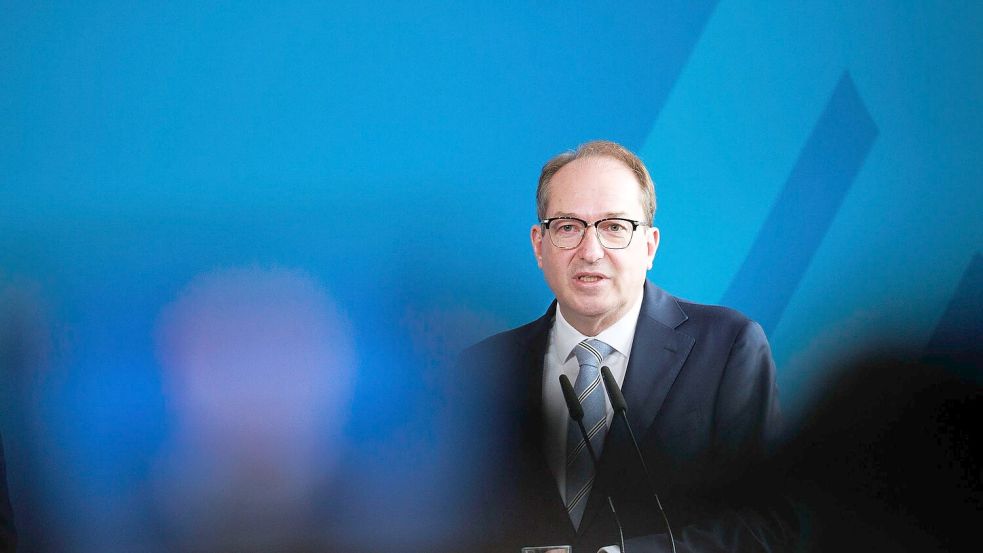 Bundesinnenminister Alexander Dobrindt (CSU) sagt, für Minister und den Bundeskanzler werde es keine Erhöhung geben. Foto: Carsten Koall/dpa