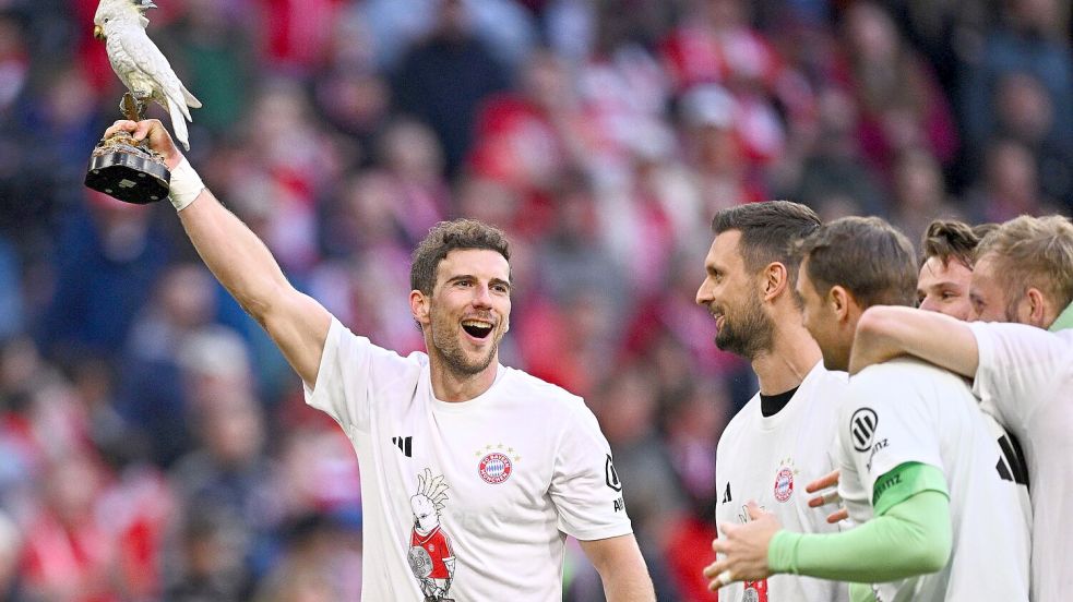 Leon Goretzka feiert mit Kakadu. Foto: Tom Weller