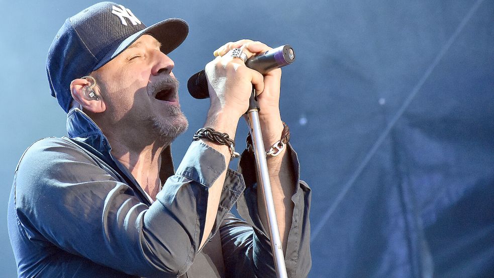 Von der Open-Air-Bühne in die Sparkassen-Arena: „Fury in the Slaughterhouse“ kehren nach drei Jahren zurück nach Aurich. Unser Foto zeigt Sänger Kai Wingenfelder. Die ON verlosen für das Konzert am 2. Mai zwei Stehplatzkarten. Foto: Udo Hippen