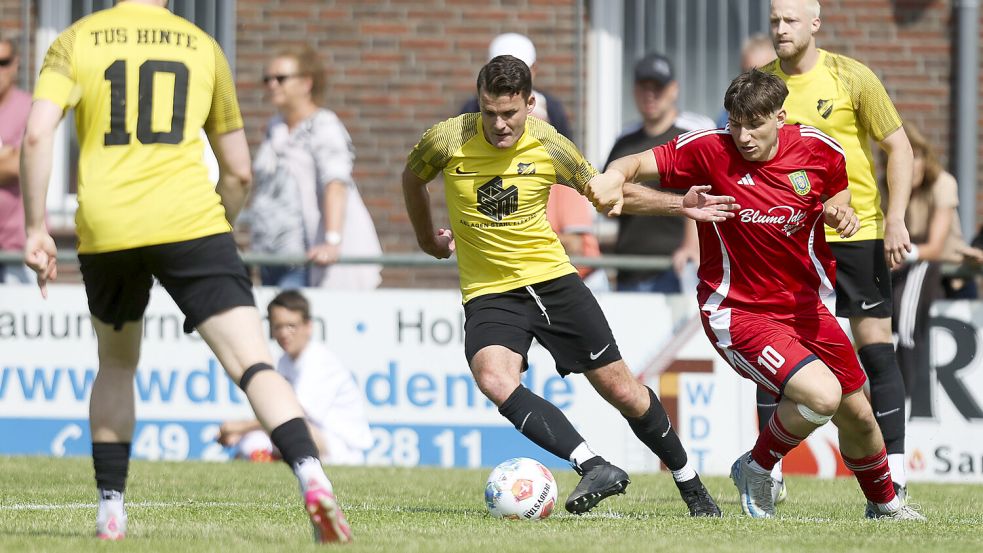 Der TuS Hinte (am Ball Joergen Klingenberg) verlor auch das Rückspiel gegen den TuS Pewsum (rechts Dirk Frerichs). Foto: Jens Doden, Emden