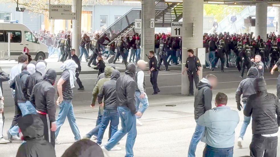 Fans von Bayern und Stuttgart liefern sich eine Schlägerei in der Nähe der Allianz Arena. Foto: -