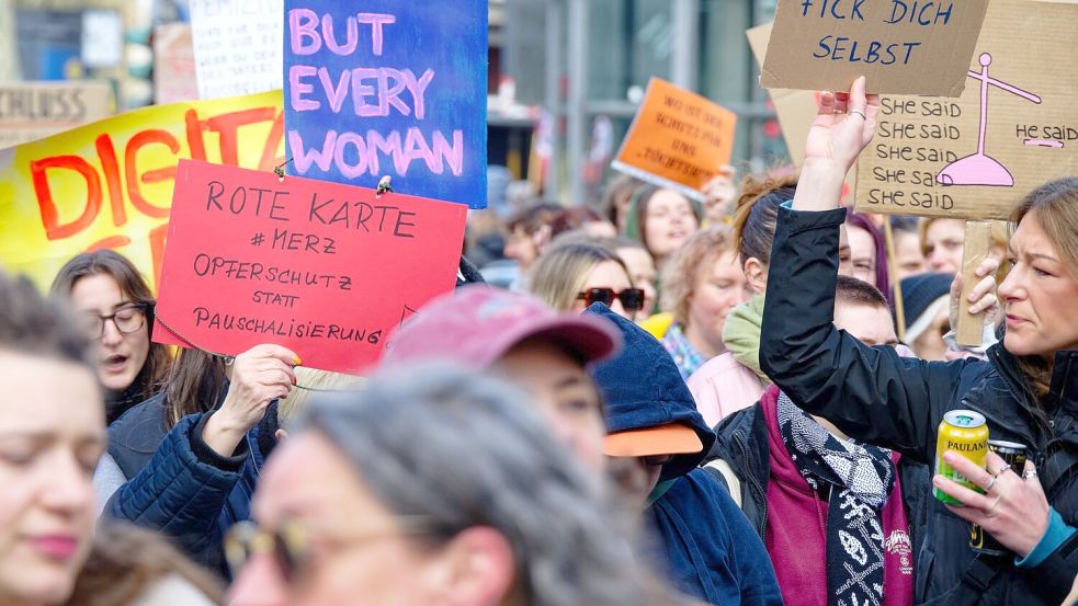 Frauen erleben in Deutschland laut einer Dunkelfeldstudie nahezu viermal so oft wie Männer sexuelle Belästigung. (Archivbild) Foto: Henning Kaiser