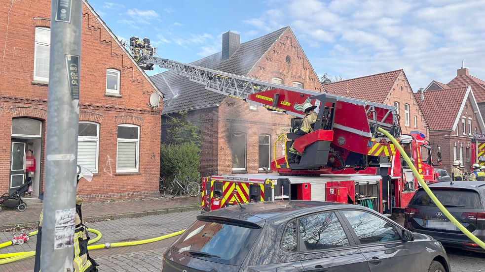 Auch die Drehleiter kam bei dem Brand in Leer zum Einsatz. Foto: Jonas Bothe