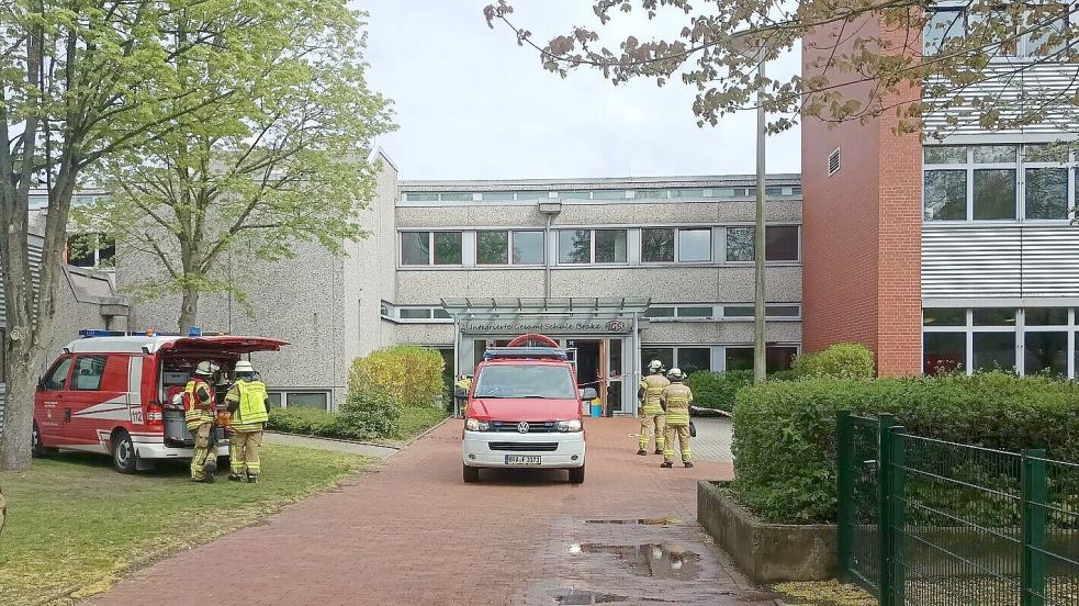 Die Integrierte Gesamtschule Brake ist am Montag evakuiert worden. Offenbar ist Reizgas versprüht worden. Foto: NWM-TV
