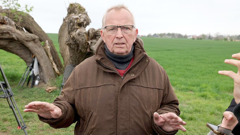 Till Backhaus (SPD), Umweltminister des Landes Mecklenburg-Vorpommern, hat sich in der Nacht mit Experten der Fischereiaufsicht einen Eindruck vom Zustand des Wals verschafft. (Archivbild) Foto: Bernd Wüstneck