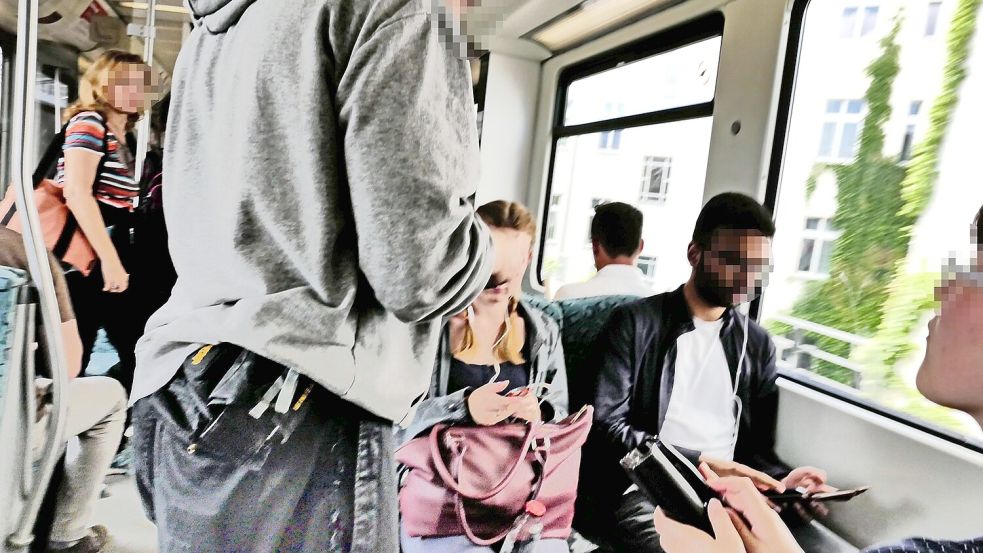 Die Fahrscheine bitte: Die Frage nach dem Umgang mit Schwarzfahrern sorgt seit Jahren für politische Diskussion. Foto: Imago/Jürgen Ritter