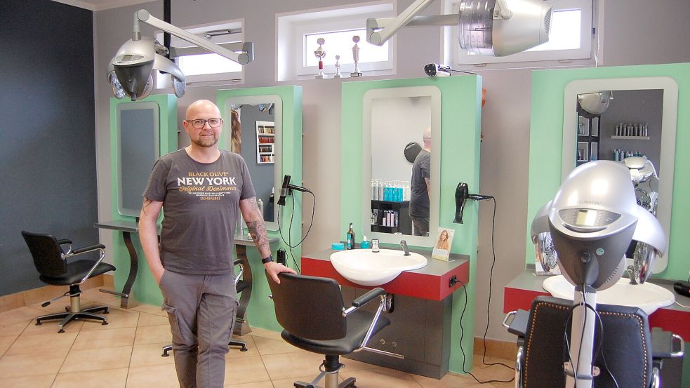 Gerrit Janßen steht in seinem Friseursalon in Westerende-Kirchloog. Zum Juli hin gibt er sein Geschäft auf. Foto: Imke Cirksena