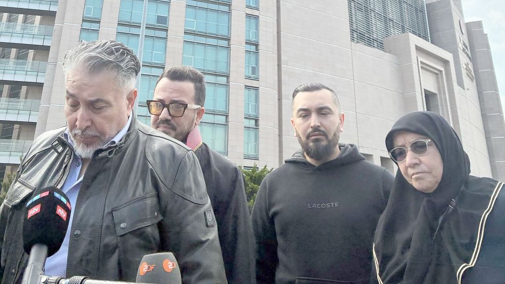 Trauer vor dem Gericht bei den Angehörigen der Hamburger Familie und deren Anwalt. Foto: Linda Say