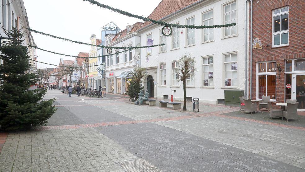 Zurzeit ist die Fußgängerzone in Aurich recht leer. Die Veranstalter hoffen, dass sich das am Sonnabend bei der XXL-Einkaufsnacht ändern wird. Foto: Romuald Banik