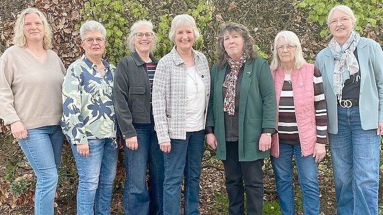 Die neuen Vorstandsmitglieder Sigrid Ulferts (von links), Heide Müller, Wilma ter Brake, Johanne Meier  und der alte Vorstand Annette Ippen, Anni Müller und Annette Wienekamp. Foto: privat