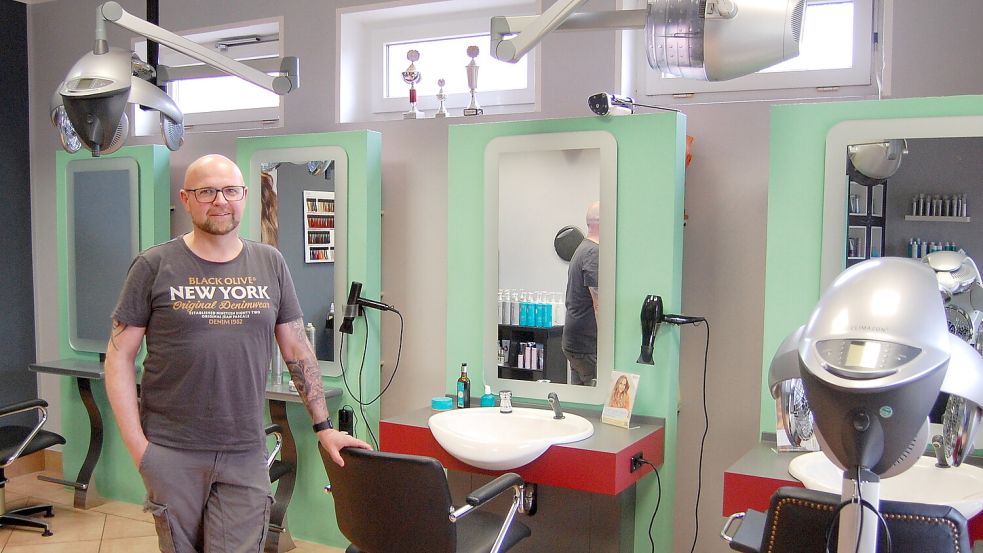 Gerrit Janßen steht in seinem Friseursalon in Westerende-Kirchloog. Zum Juli hin gibt er sein Geschäft auf. Foto: Imke Cirksena
