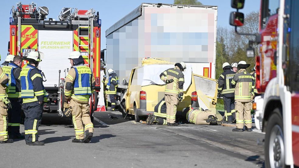 Auf der Autobahn 28 hat es einen schweren Verkehrsunfall gegeben. Foto: Lars Penning/Die Bildwerft