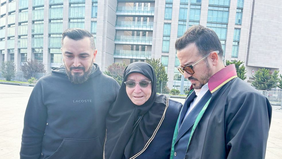Die Hinterbliebenen der in Istanbul verstorbenen Familie aus Hamburg sind zum Prozessauftakt in Begleitung ihres Anwalts Yasar Balci (rechts) erschienen. Foto: Linda Say