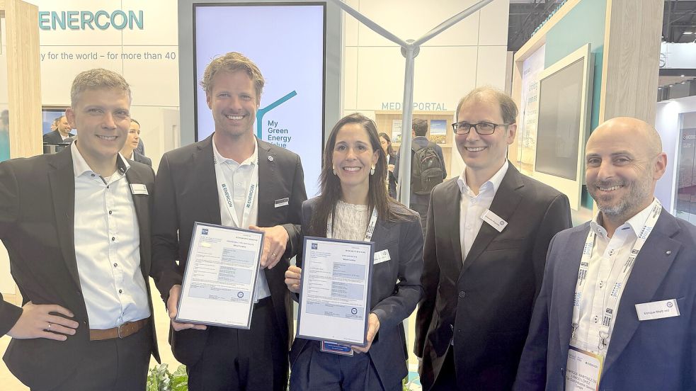 Bei der Übergabe der Typenzertifikate am Messestand in Madrid (von links): Hannes Bolzmacher (TÜV Süd), Timo Müller (Enercon), Paula Pias Peleteiro, Alexander Kupzok, und Enrique Martinez (alle TÜV Süd).Foto: Enercon