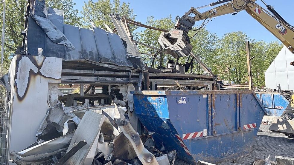 Am 21. April 2026 rückten Bagger dem metallernen Gerippe der früheren Lagerhalle zu Leibe. Foto: Mieke Matthes