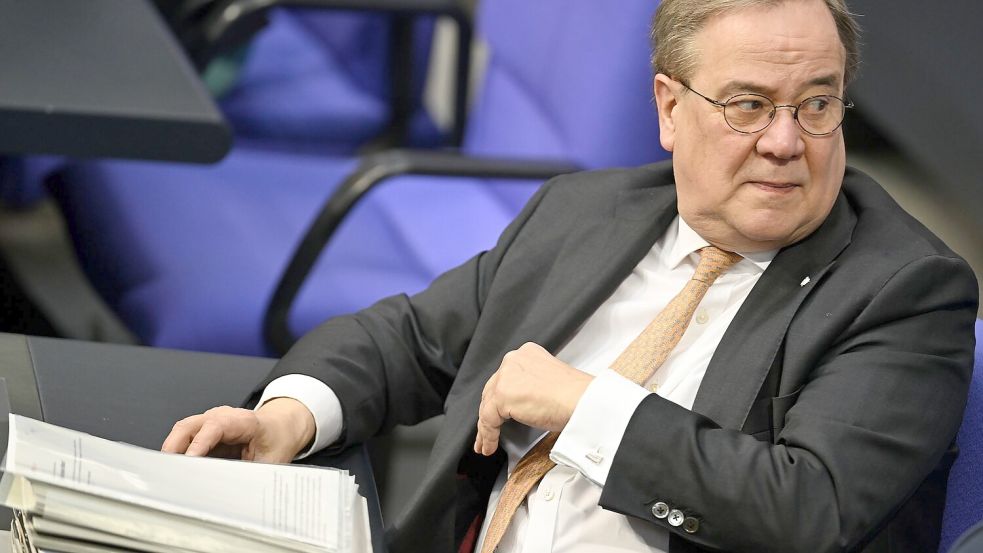 Armin Laschet im Plenarsaal des Bundestags - inzwischen trägt er eine Armstütze (Archivfoto) Foto: Lilli Förter