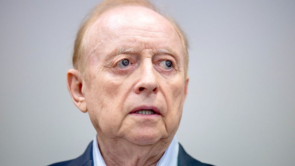 Bleibt wegen Krankheit auf freiem Fuß: Alfons Schuhbeck. (Archivbild) Foto: Peter Kneffel/dpa