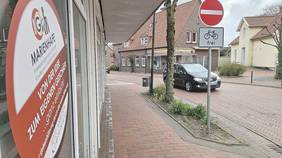Mit Blick auf die Einbahnstraßenregelung in der Rosenstraße sind die Marienhafe Kaufleute unterschiedlicher Ansicht. Foto: Sarah Dirks