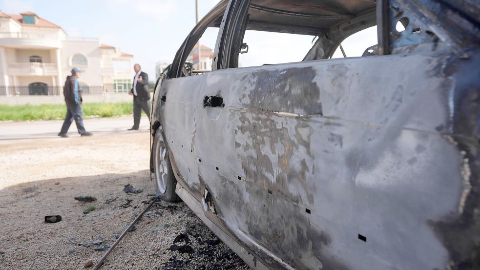 Die Spannungen im Westjordanland nehmen zu: von israelischen Siedlern in Brand gesetztes Auto eines Palästinensers bei Ramallah. Foto: IMAGO/Issam Rimawi