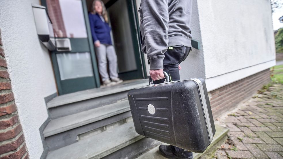 Mitten in der Nacht braucht eine Frau die Hilfe von Handwerkern, in ihrer Panik fällt sie auf Betrüger rein. Foto: imago images/Markus van Offern