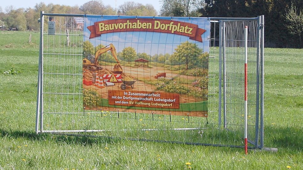 Ein Banner am Münkeweg in Ludwigsdorf wirbt für das Bauvorhaben eines neuen Dorfplatzes. Foto: Imke Cirksena