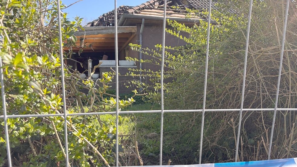 Das Grundstück rund um die Brandruine in Ochtelbur (Gemeinde Ihlow) ist abgesperrt. Foto: Christin Wetzel