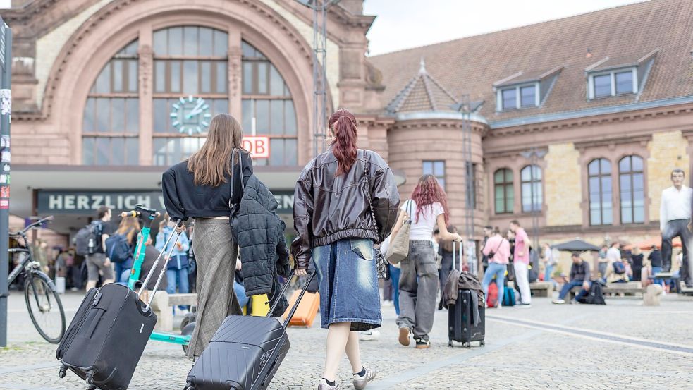 Dichtes Gewusel am Theodor-Heuss-Platz: Im Rathaus hat man versucht, den Verkehr vor dem Hauptbahnhof besser zu leiten. Foto: Sebastian Dannenberg