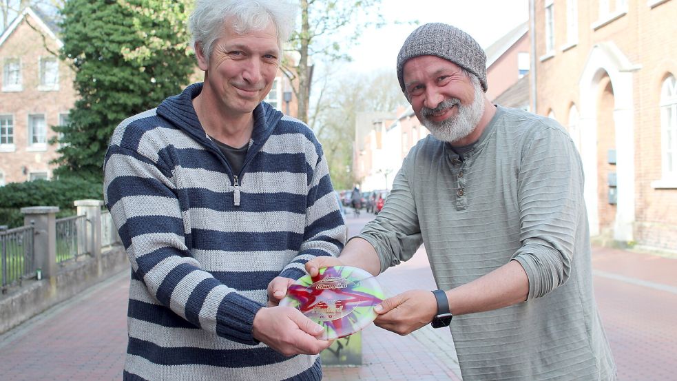 Die Emder Stephan Langner (links) und Otto Oppermann wollen Discgolf in Ostfriesland populärer machen. Foto: Wolf-Rüdiger Saathoff