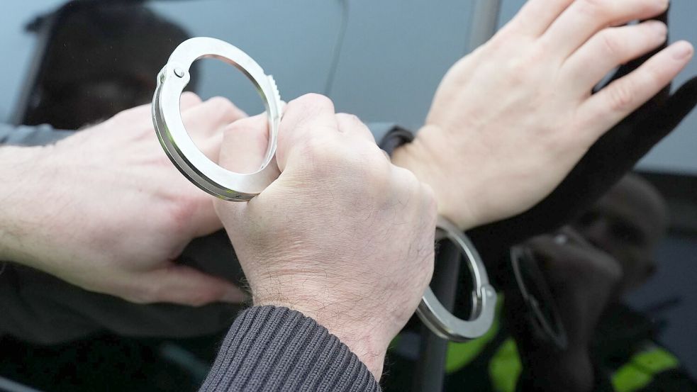 Die Beamten nahmen den Mann fest und ein Richter erließ am Sonntag Haftbefehl. (Symbolbild) Foto: Marcus Brandt