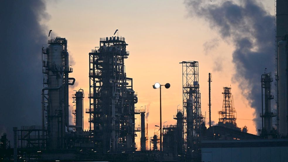 Die Kapazitäten der europäischen Raffinerien sollen voll genutzt werden, schreibt die EU-Kommission. (Symbolbild) Foto: Katharina Kausche