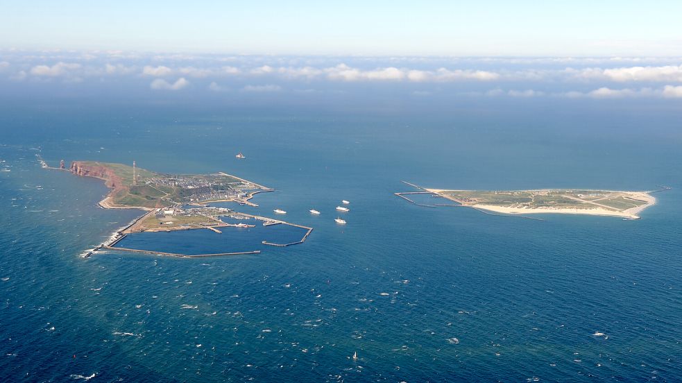 Am 1. Januar 1721 teilt eine starke Sturmflut die Insel Helgoland in zwei Teile. Heute besteht das Eiland in der Nordsee aus der Hauptinsel (links) und der Düne (rechts). Foto: picture alliance / dpa