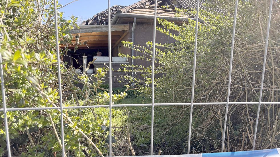 Das Grundstück rund um die Brandruine in Ochtelbur (Gemeinde Ihlow) ist abgesperrt. Foto: Christin Wetzel