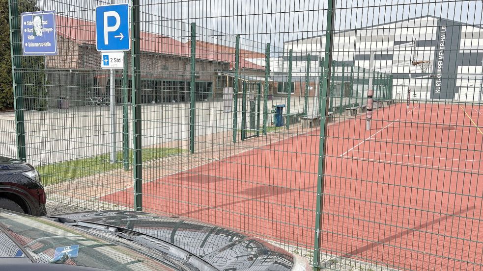 Wer an der IGS, den Sporthallen und dem Schwimmbad am Speckweg in Marienhafe parkt, sollte an die Parkscheibe denken, sonst drohen Knöllchen. Foto: Thomas Dirks