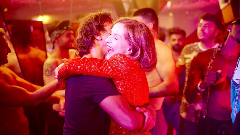 Im Zentrum steht ein glänzend aufgelegtes Duo: Isabelle Huppert als Marianne Farrère und Laurent Lafitte als Pierre-Alain Fantin. Foto: Manuel Moutier/Neue Visionen Fil