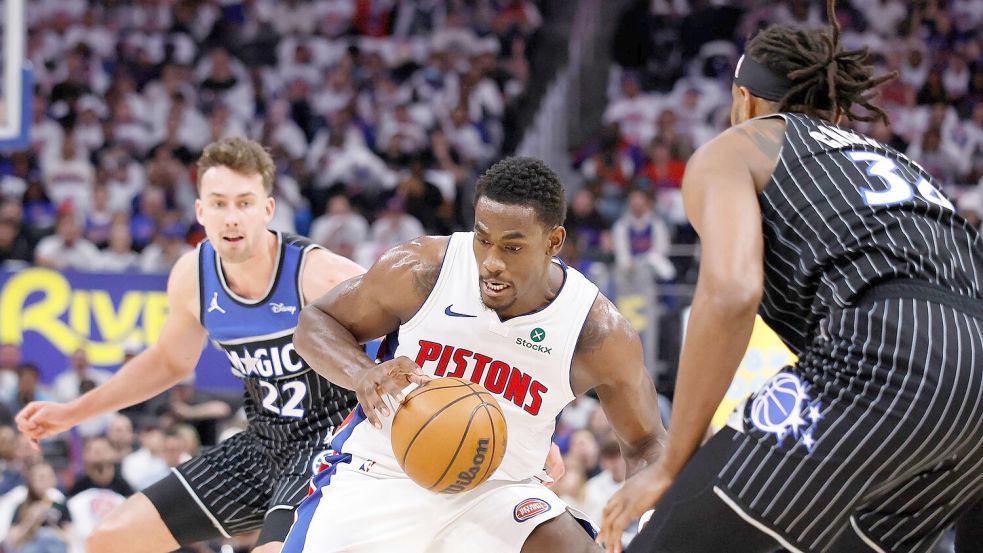 Die Orlando Magic um Franz Wagner (l) mussten den Ausgleich in der Playoff-Serie gegen Detroit hinnehmen. Foto: Duane Burleson