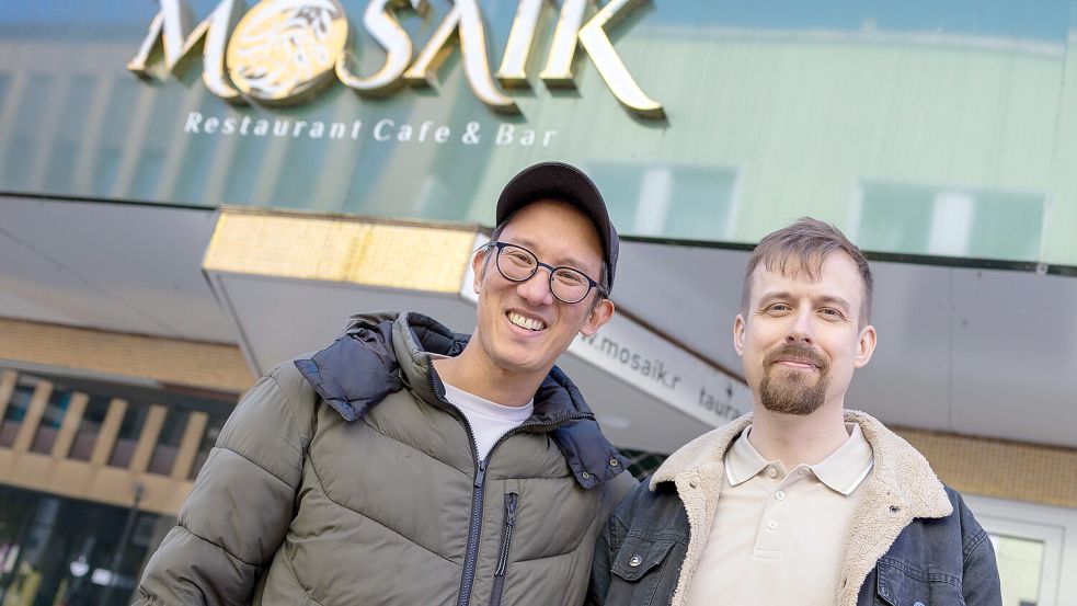 Noch steht Mosaik über den Räumen an der Osnabrücker Georgstraße, doch Katzentempel-Franchisegeber Thomas Leidner (links) und Franchisenehmer Maximilian Lieder freuen sich auf die bald startenden Umbauarbeiten. Foto: Tobias Saalschmidt