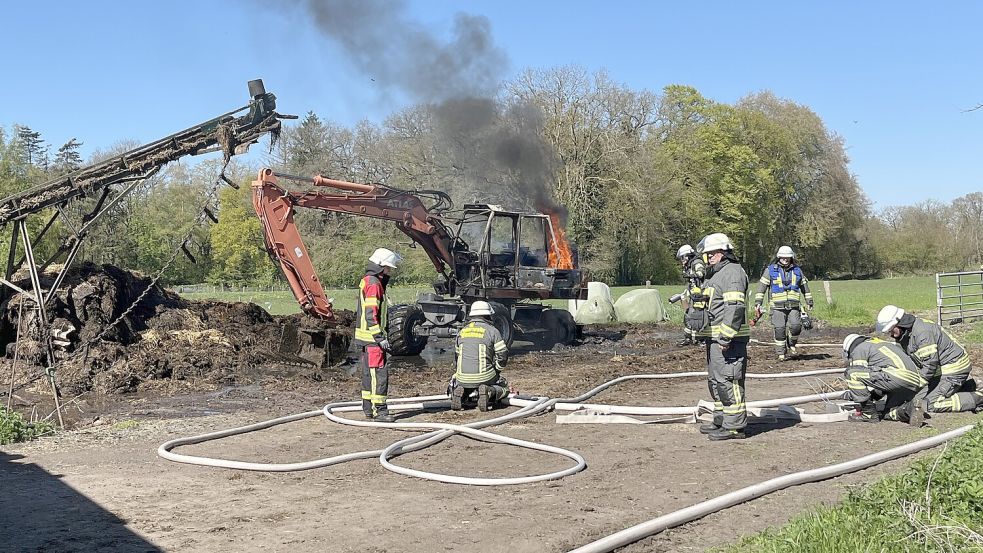 Beim Eintreffen der Feuerwehr stand der Bagger in Vollbrand. Foto: Timo de Vries/Feuerwehr