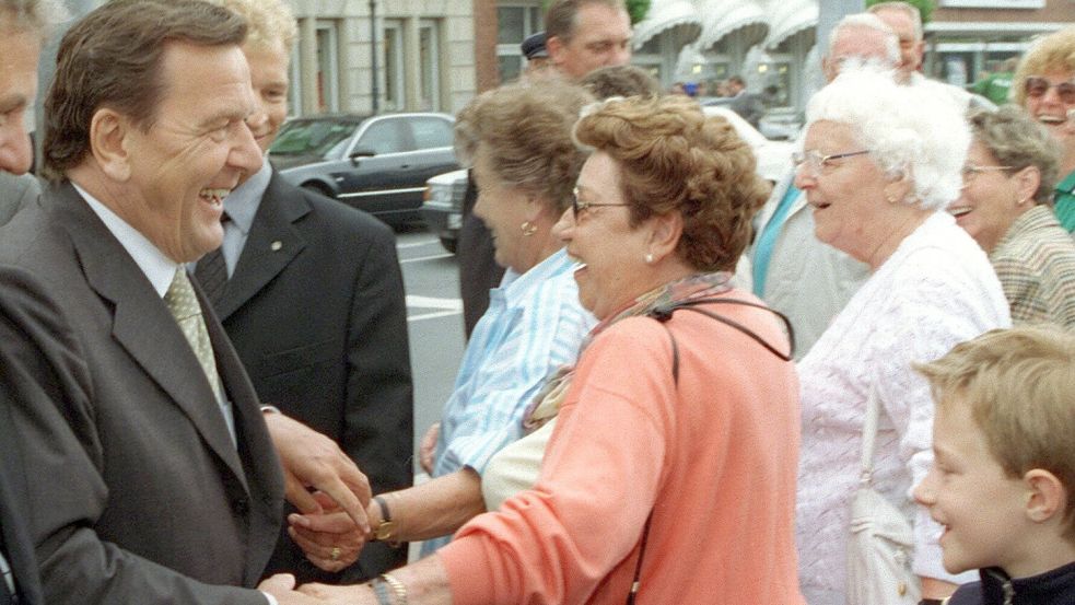 Bad in der Menge: Bundeskanzler Gerhard Schröder (SPD) schüttelt am 13. Juni 2000 auf dem Weg zur Johannes-a-Lasco-Bibliothek viele Hände. Foto: Ingo Wagner/dpa