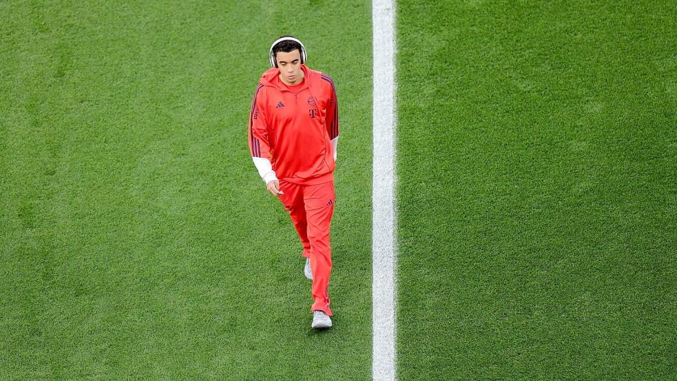 Vor dem Spiel alleine mit Kopfhörern, nach dem Spiel als DJ aktiv: Jamal Musiala. Foto: Rolf Vennenbernd