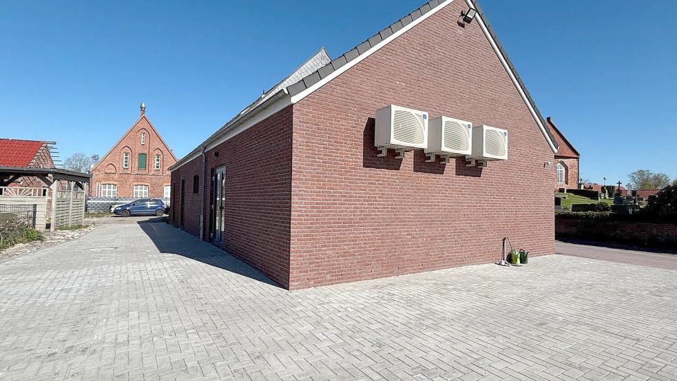 Die Zufahrt zur Riepster Leichenhalle wurde im März neu gepflastert. Foto: Imke Cirksena