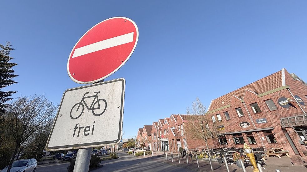 Freie Bahn fürs Fahrradfahren, statt das Auto zu nutzen: Wie hier symbolisch das Verkehrsschild in Ihlowerfehn zeigt, hat es durchaus Vorteile, das Rad zu nutzen. Foto: Christin Wetzel