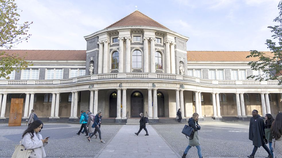 Das Hauptgebäude der Universität Hamburg. Für die Wahl zum Studierendenparlament tritt eine Gruppe mit offen rassistischen und homophoben Parolen an. Foto: IMAGO/Markus Matzel