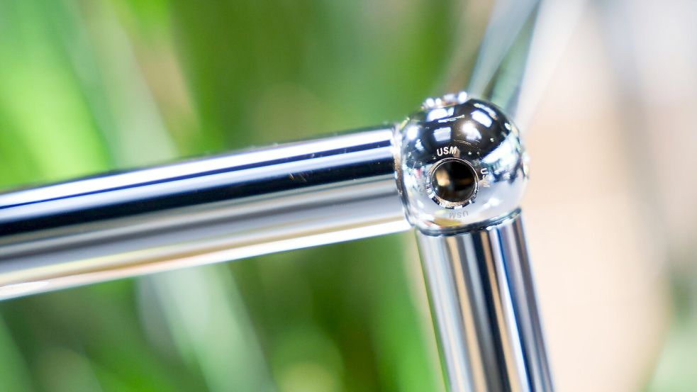 Die USM-Designmöbel zeichnen sich durch verchromten Stahlrohre, Verbindungskugeln und bunte Metall-Fronten aus. Foto: Christian Charisius