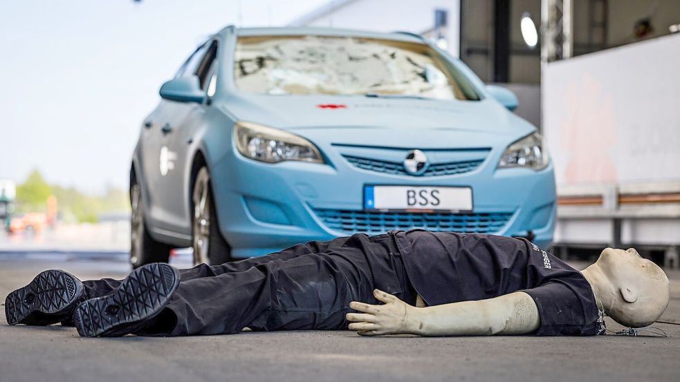 Ein Mensch hätte keine Chance gehabt: Das Crashtest-Auto hatte ihn mit 40 Stundenkilometern ungebremst erfasst. Foto: Lars Berg